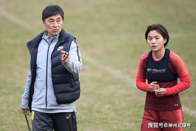 巴萨后卫在与贝蒂斯的比赛中接连受伤